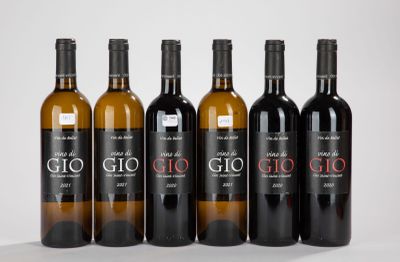 six bouteilles de vin sont alignées dans une rangée
