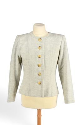 un gros plan d'un mannequin portant une veste, posé sur un support de mannequin