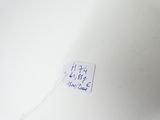 une feuille de papier avec une écriture dessus, posée sur une table