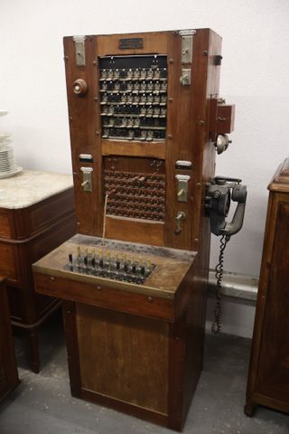 Centrale téléphonique ancienne, marquée propriété de l’état, comp...