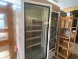 un réfrigérateur au milieu d'une pièce en cours de rénovation