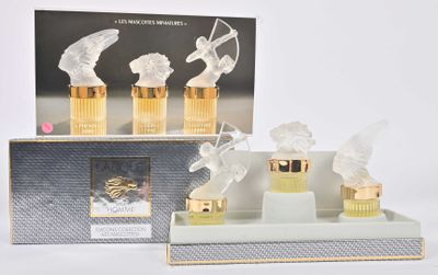 une boîte contenant trois flacons de parfum et une boîte sur laquelle sont représentées deux figurines d'anges