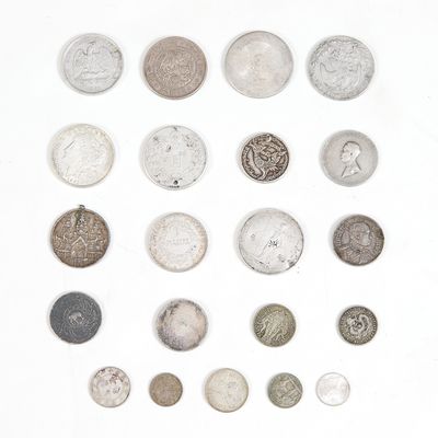 plusieurs pièces de monnaie sont disposées en cercle sur une surface blanche