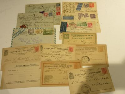 quelques vieilles lettres et enveloppes posées sur une table