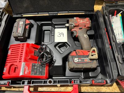 une boîte à outils avec des outils sur une table