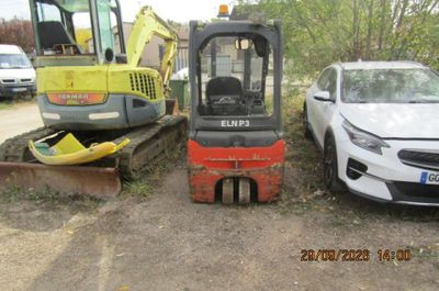 deux véhicules garés l'un à côté de l'autre sur un parking