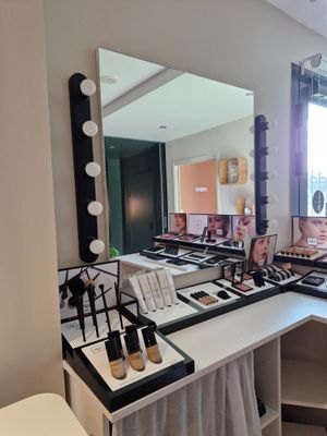 Miroir mural et ses deux rampes de lumières murales à cinq a…