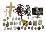 beaucoup d'objets religieux sur la table