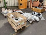 plein de cartons qui traînent par terre
