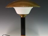 gros plan d'une lampe sur une table à fond blanc