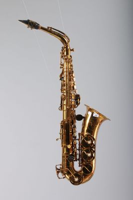 un saxophone suspendu à une ficelle dans les airs