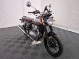 une moto posée sur un sol à damier noir et blanc