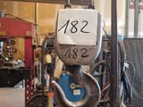 une photo d'une grue suspendue à un crochet dans un garage
