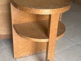 une petite table en bois surmontée de deux étagères