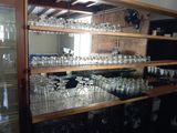 de nombreux verres sur les étagères de la pièce