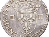 Gros plan sur une pièce d'argent ornée d'une couronne