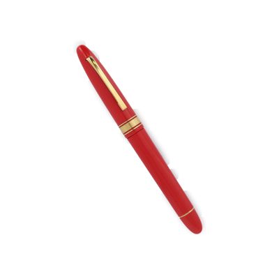 un gros plan d'un stylo rouge sur fond blanc
