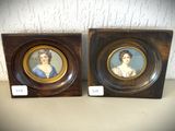 paire de portraits miniatures anciens représentant des femmes, dans des cadres en bois