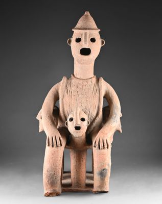 un gros plan sur la statue d'un homme tenant un bébé dans ses bras