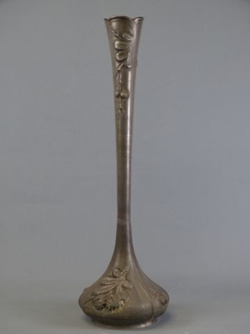 Important vase soliflore en étain à décor de marrons. Signé F.Cor...