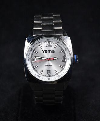 gros plan d'une montre-bracelet sur une surface noire