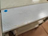 une table blanche sur laquelle est collé un autocollant bleu