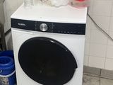 une machine à laver et une poubelle dans une cuisine