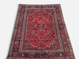 un tapis rouge sur fond blanc