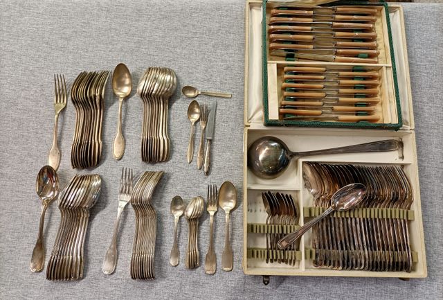 Partie de ménagère en métal argenté, et couteaux manche corne. Le