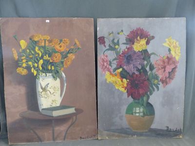 deux tableaux représentant des fleurs dans un vase et un livre posé sur une table
