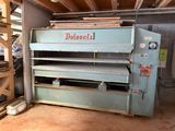 une machine qui se trouve à l'intérieur d'un bâtiment