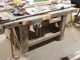 un établi avec de nombreux outils
