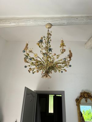 un lustre en or suspendu au plafond d'une pièce