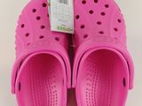 chaussons Crocs roses pour enfants sur fond blanc