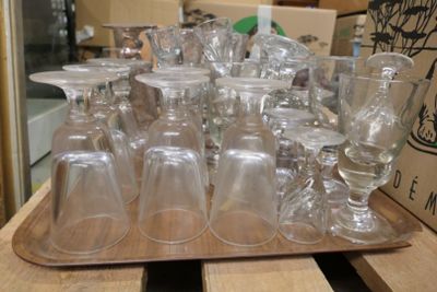 un plateau de verres à vin vides posé sur une table