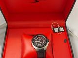 une image représentant une boîte rouge contenant une montre
