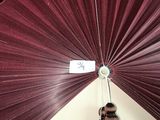une femme tenant un parapluie rouge sur lequel est accrochée une étiquette