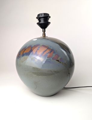 une lampe posée sur une surface blanche