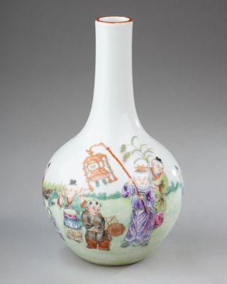 une image représentant un vase orné d'une peinture sur le côté