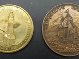 deux pièces de monnaie posées sur une table