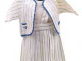 une robe et une veste sur un mannequin, devant un fond blanc