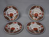 quatre assiettes à motifs floraux posées sur une table