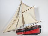 une maquette de voilier sur un fond blanc