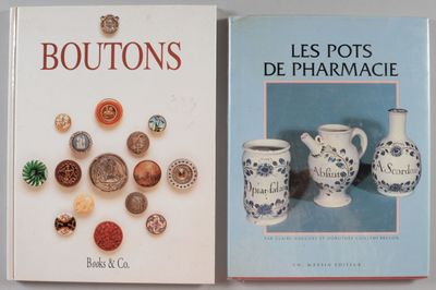 deux livres portant le même titre sont posés l'un à côté de l'autre