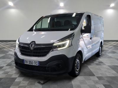 la photo d'une camionnette blanche sur un sol en damier