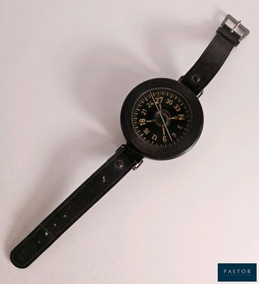 une montre posée sur une surface blanche