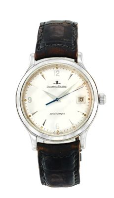 une photo d'une montre avec un cadran blanc et un bracelet en cuir marron