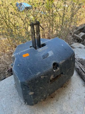 une valise noire posée sur une dalle de béton