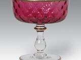 gobelet en verre rose à bord doré sur fond blanc