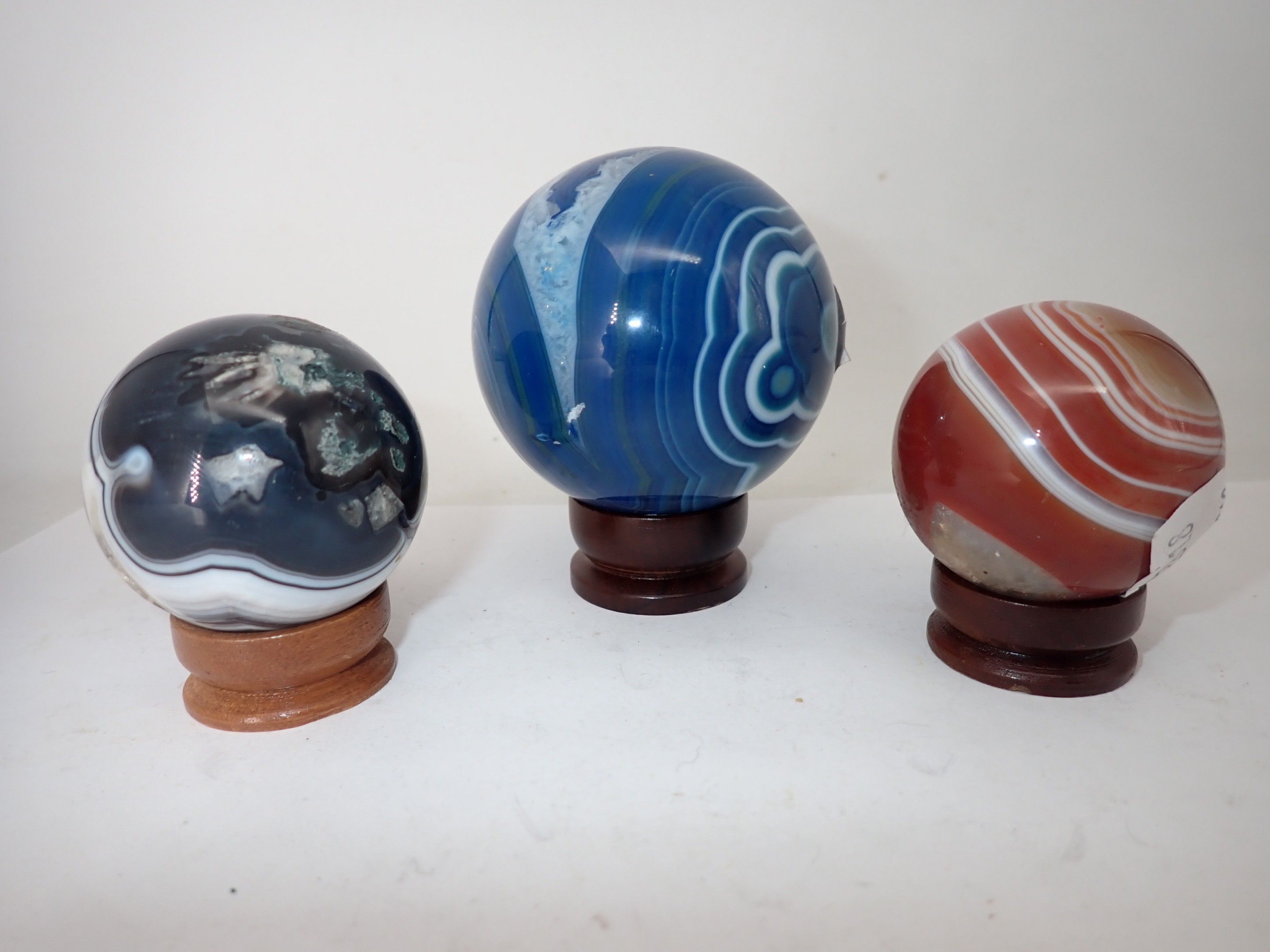 1 lot de 3 boules en pierre dure, diam 6,5 à 4,5 cm